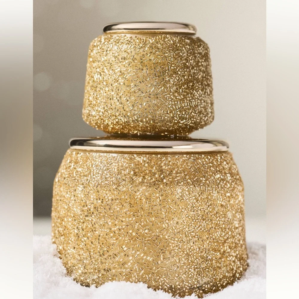 Anthropologie Textured Sugared Poinsettia flavored Medium Candle-50 Hour 🔥 burn